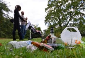 Sans autre possibilité, les jeunes se retrouvent dans les parcs pour boire jusqu’à tard dans la nuit. PASCAL BITZ 