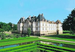 Le château de Cormatin. ALAIN DOIRE/BOURGOGNE TOURISME Les Hospices de Beaune.  FRANCIS VAUBAN/BOURGOGNE TOURISME A vélo dans le vignoble. ALAIN DOIRE/BOURGOGNE TOURISME Tourisme fluvial sur les canaux de Bourgogne. ALAIN DOIRE/BOURGOGNE TOURISME 