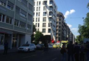 Gros déploiement de policiers, d’ambulances et de pompiers à l’avenue du Mail. CHRISTINE ZAUGG 