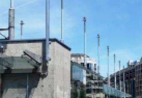 L’Etat a dû ajouté un mât additionnel à quelques mètres des mâts existants de la Ville de Genève. DR 