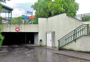 Beaucoup  de randonneurs, cyclistes, parapentistes et usagers du parking du terminus du bus Veyrier-Douane, utilisaient ces WC situés à l’entrée du parking. DAVID ROSEMBAUM-KATZMAN 