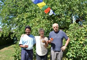 Sakkal (à gauche) en compagnie de Rita et Raymond Humbert. DR DR