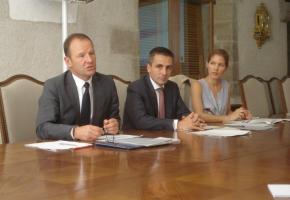 Serge Dal Busco, ministre des Finances, François Longchamp, président du Conseil d’Etat et Anja Wyden Guelpa, chancelière,  lors de la présentation des comptes 2015. BD 