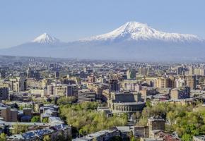 Erevan, avec derrière, le Mont Ararat, montagne sacrée des Arméniens.   