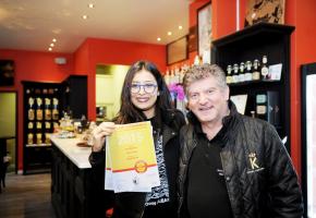 Sarah Madrane, étudiante à la HEAD, et Angelo Attianese, responsable du magasin Royal Karoma. 