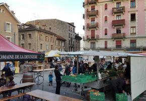 Le marché des Grottes accueille, chaque semaine, près de 2000 personnes. Mais les WC manquent… PASCAL BITZ 
