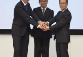 Trois patrons ont signé un accord pour accélérer la connectivité des deux-roues dans le trafic: Karl Viktor Schaller (BMW Motorrad), Tetsuo Suzuki (Honda Motor Co, Ltd.), Takaaki Kimura (Yamaha Motor Co, Ltd.). DR 