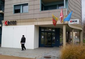 La façade de la BCGE de Plan-les-Ouates a été explosée le 11 novembre dernier. PASCAL BITZ 