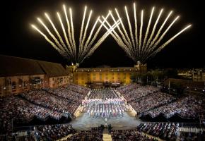 Un grandiose final pyrotechnique dans la grand-cour de l’ancienne caserne. Les prestations chorégraphiques font partie du spectacle. Des tambours qui ramènent aux origines du Tattoo. «Top Secret», le plus original des groupes bâlois. 