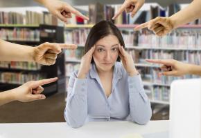 Les profs en grève montrés du doigt par leurs élèves. ISTOCK/MANUEL FABA ORGEGA 