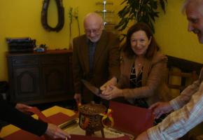 Lors de l’apéritif de Noël du Conseil des anciens, la marmite de l’Escalade a été brisée par le doyen et la plus jeune membre du club. BD 