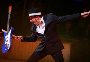 Eddy Carello jongle avec tout ce qui lui passe entre les mains. DR 