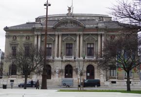 Peinture et taches d’huile de vidange, à l’heure de débuter sa rénovation, le Grand Théâtre propose une bien triste figure. PHOTOS DR 