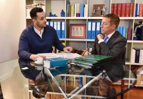 «Combien de morts faudra-t-il encore pour que les juges répriment vraiment ceux qui confondent la route avec un circuit de F1?», s’inquiètent Saïd et son avocat Me Assaël. PASCAL BITZ 