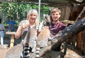 Christina Meissner, vice-présidente de la fondation du Bioparc et le directeur Tobias Blaha dans l’enclos des lémuriens. MP