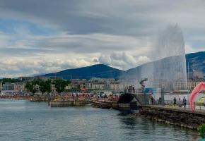 Avec les chaleurs de ces dernières semaines, les Bains des Pâquis attirent les foules. TR
