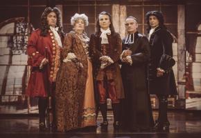 Lorànt Deutsch (au centre) incarne le mathématicien John Law. DR 