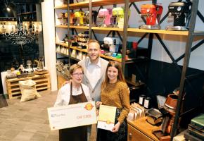 Les lauréats 2015: ci-dessus le prix de la plus belle vitrine; ci-dessous (à gauche), le prix du meilleur accueil; en médaillon, le prix coup de cœur. DR 