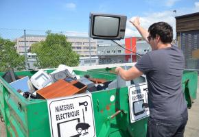 A la déchetterie de la Praille, les bennes ne désemplissent pas . STéPHANE CHOLLET 