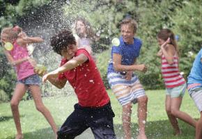 Venez retrouver votre âme d’enfant, le 28 mai, avec la battle de Bunch O Balloons, au Bout-du-Monde. DR 