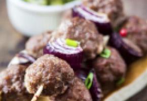 Mini brochettes de bœuf aux tomates séchées/ ISTOCK/MARIA LAPINA