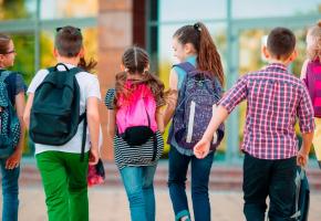 Les enfants vont devoir reprendre le chemin de l’école en plein été. 123RF