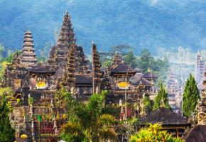 Il existe plus de 200 danses traditionnelles réparties dans toutes les régions de Bali. Bali balnéaire. Le temple de Taman Ayun, à Mengwi près d’Ubud. 