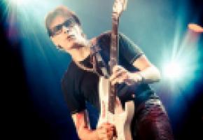 A 54 ans, le guitariste américain  Steve Vai affiche une pêche d’enfer. DR 