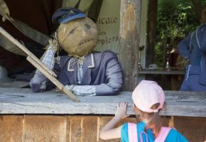 N’ayez pas peur de vous approcher pour écouter l’histoire que vous raconte l’épouvantail. DR 