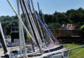 Près de 180 bateaux amarrés aux Eaux-Vives sont sortis de l’eau pour être parqués au Port-Noir devant les installations de Ciné du Lac.  STÉPHANE CHOLLET 