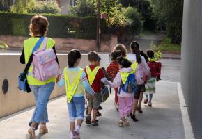 Avec le Pédibus, les petits se rendent à l’école en toute sécurité. PéDIBUS/DR 