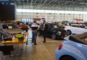 Des professionnels de l’automobile conseillent les acheteurs potentiels. DAVID NALDINI/DR Plus de 500 véhicules sont proposés à la vente. DAVID NALDINI/DR 