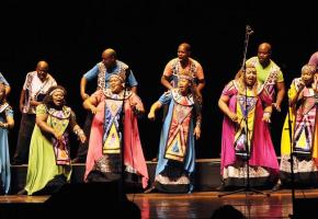 Perfection des voix, énergie fascinante des danses, chatoiement des couleurs: c’est ça Soweto Gospel Choir. DR 