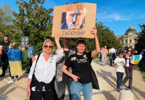 Très engagées pour la paix en Ukraine, Elena et Natalia prennent une part active dans toutes les manifestations. DR