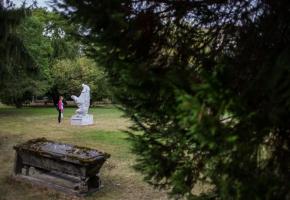 Une exposition à parcourir dans le somptueux parc du cimetière des Rois. DR DR