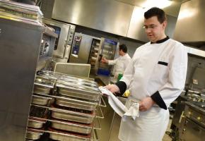 Pour des questions d’hygiène, les cuisines de production ne seront pas accessibles au public. En médaillon: Esther Alder, conseillère administrative. PASCAL BITZ 