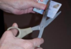 Les papiers d’identité perdus, volés et retrouvés, sont détruits afin d’éviter des usurpations d’identité. PHOTO PRÉTEXTE/MONTAGE/DR 