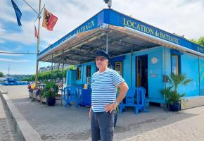 Gilles Urben devant son entreprise de location de bateaux, sur lequel 70m2 de panneaux solaires ont été installés. TR