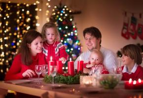 Une jolie décoration, des plats délicieux mais peu coûteux: c’est la magie de Noël.  GETTY IMAGES/FAMVELD 