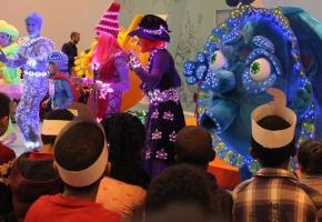 Des personnages en costumes de lumière qui font la joie des jeunes spectateurs. DR 