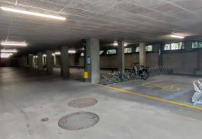 Dans le parking de la Haute école de santé (HEdS), les places pour les deux-roues motorisés sont devenues payantes. DR