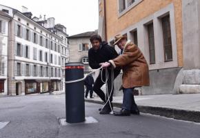 «Ces bornes dépassent les bornes!» Fabrice Letellier, directeur de la boutique «Black Out Genève», et Jean-Yves Glauser, patron du restaurant de l’Hôtel-de-Ville. PASCAL BITZ 