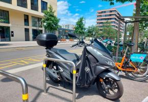 Devant la gare des  Eaux-Vives, de nombreux conducteurs laissent  leur monture à cet endroit. TR