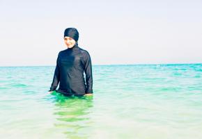 D’une piscine à l’autre, la règle concernant l’usage du burkini varie. 123RF 