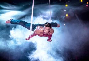 Charlie Plaçais, dans un numéro de sangles aériennes à couper le souffle . DOMINIQUE SECHER/DR 