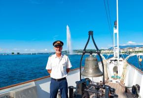 David Vuarnet, capitaine à la CGN, pose à l’avant du bateau historique qu’il pilote: le Savoie. TR