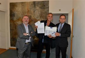 Pascal Fleury, directeur général de GHI, Giancarlo Mariani, rédacteur en chef de GHI et François Membrez, président du TCS- Genève, lors de la remise de la pétition le 12.09.2016.  DAVID ROSEMBAUM-KATZMAN 