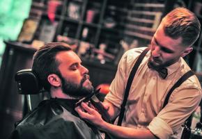 Laissez-vous chouchouter par les mains expertes des barbiers genevois  et goûtez à un moment de détente hors du temps. GETTY IMAGES/G-STOCKSTUDIO 