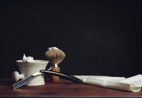 Chez le barbier, le coupe-choux et le blaireau  le disputent aux baumes et huiles hydratantes  pour des soins sur mesure. GETTY IMAGES/GUTZEMBERG 