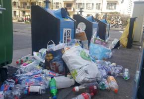 Pris au dépourvu, beaucoup d’usagers ont préféré abandonner leurs bouteilles de PET  sur la voie publique, transformant du même coup des écopoints en véritables dépotoirs. DR 